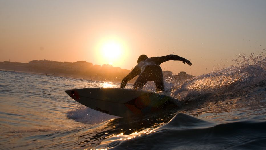Istruttori di surf tutti certificati anche come lifeguard in mare pure sunset surfing portugal algarve