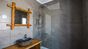 bagno doccia camera doppia surf house caparica