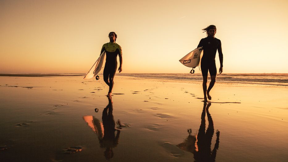 Surf session al tramonto portogallo surf coaching santa cruz house